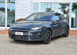 CUPRA LEON 1.5 davanti al punto noleggio di Salvia Auto