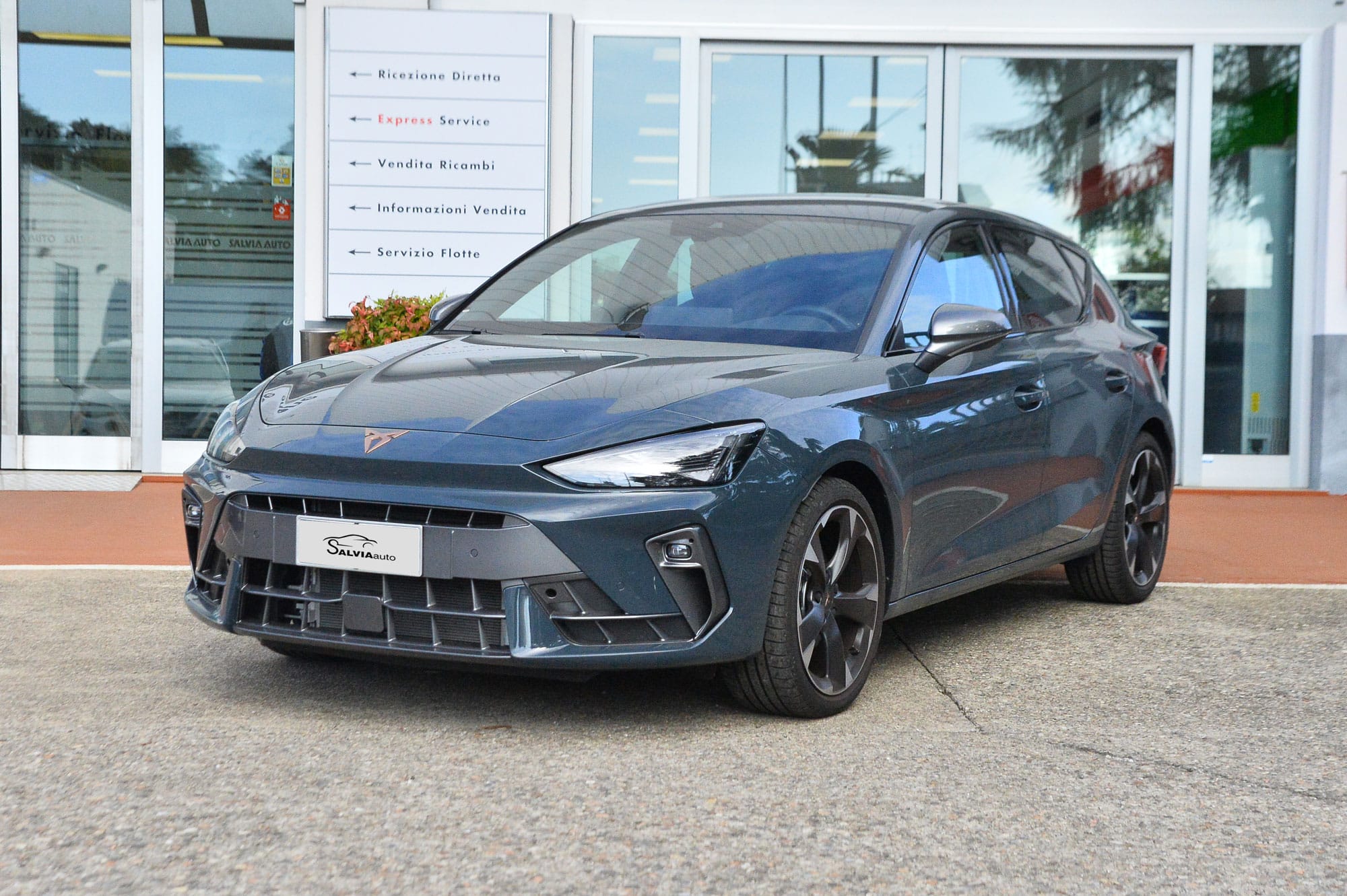 CUPRA LEON 1.5 davanti al punto noleggio di Salvia Auto