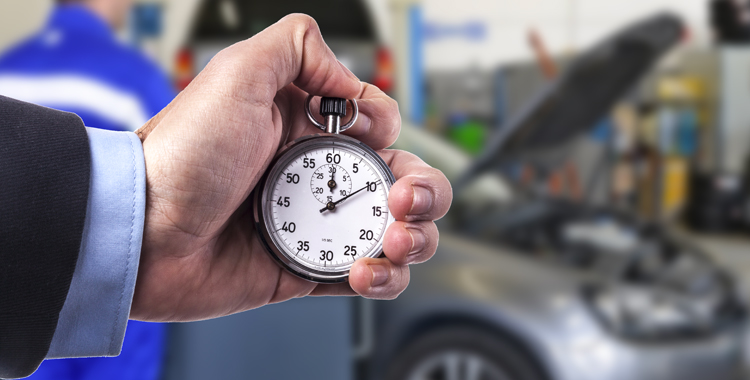 cronometro-con-sfondo-di-macchina-in-riparazione cronometro con sfondo di macchina in riparazione