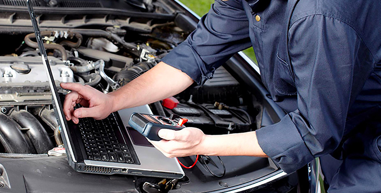 lavoratore-al-computer lavoratore al computer