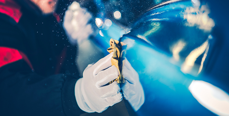 lavoratore-pulisce-fiancata-macchina lavoratore pulisce fiancata macchina