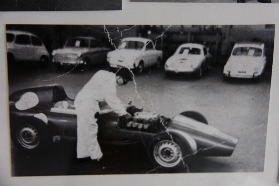 ernesto-controlla--la-macchina Ernesto controlla la macchina