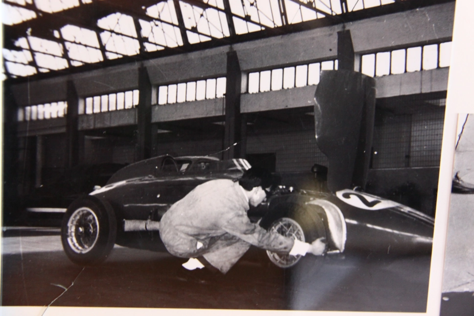 ernesto-salvia-cambia-lo-pneumatico-alla-macchina Ernesto Salvia cambia lo pneumatico alla macchina