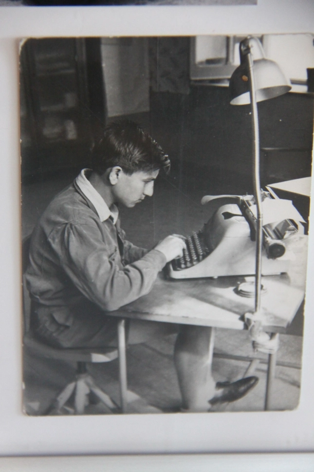 ernesto-salvia-digita-su-macchina-da-scrivere Ernesto Salvia digita su una macchina da scrivere